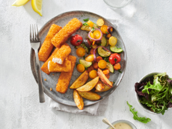 Vissticks met groenten en aardappeltjes uit de oven