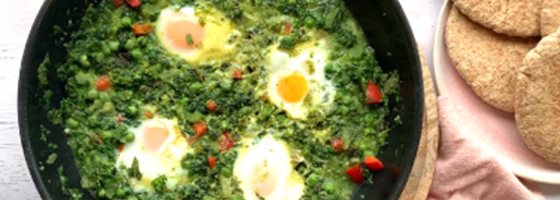 Groene shakshuka met volkoren pita