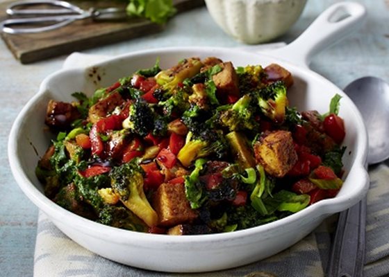 Vegan groentepannetje met tofu, spinazie en broccoli