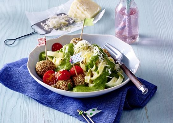 Pasta met spinazieroomsaus en gehaktballetjes