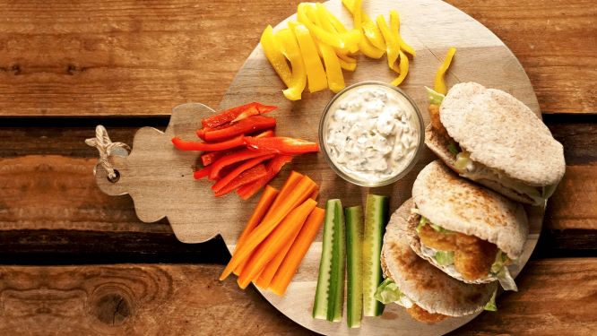 Pita met kibbeling en remouladesaus