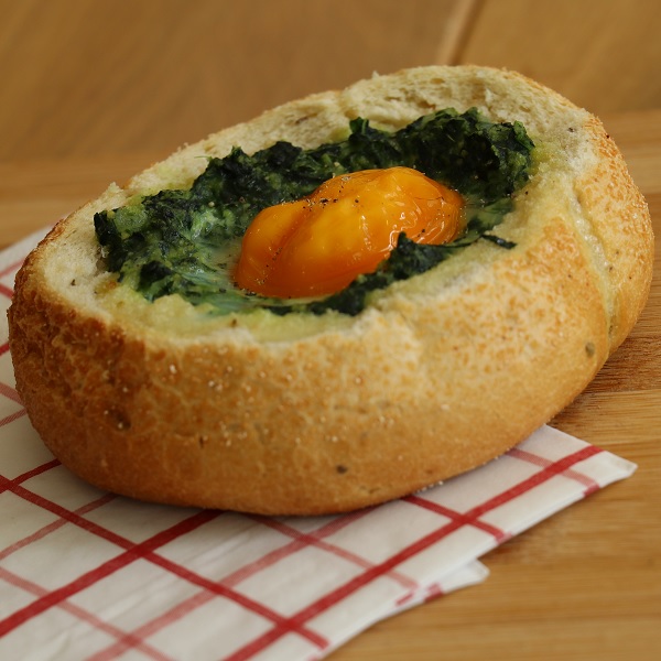 Italiaanse bol met Spinazie en ei