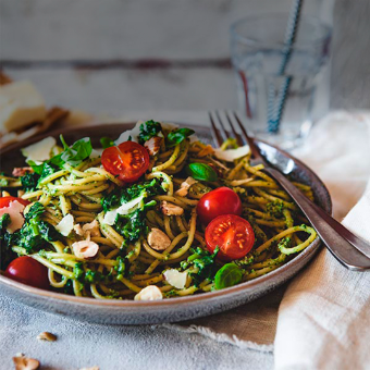 Pasta met spinazie en avocado