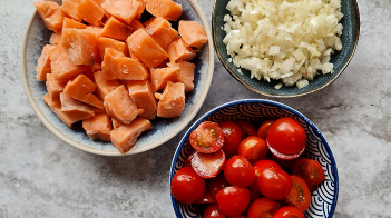 Snipper de ui en halveer de tomaatjes