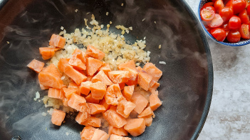 Fruit de ui en voeg de zalm toe