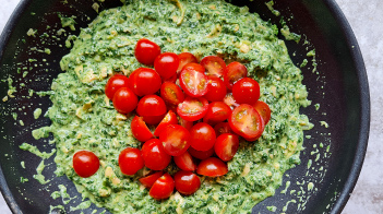 Voeg de spinazie en de tomaatjes toe