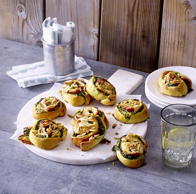 Spinazie-salamirolletjes met geraspte kaas