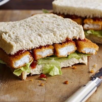 Visstick sandwich met ketchuo