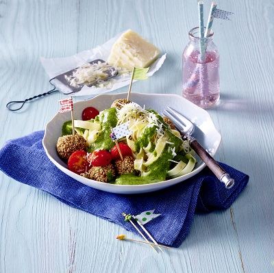 Pasta met spinazieroomsaus en gehaktballetjes