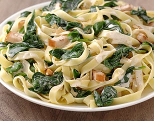 Tagliatelle met bladspinazie en gerookte kip