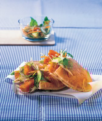 Vissticks op pitabroodje